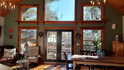 Minuutin päässä Deep Creek Lakesta, joka sijaitsee 40 hehtaarin maatilalla, jossa on oma 2 hehtaarin järvi