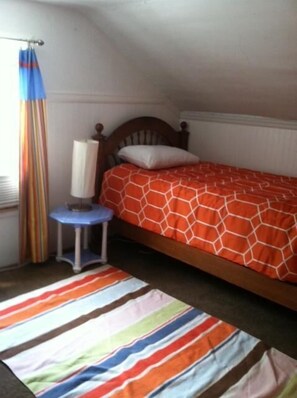 4 habitaciones, tabla de planchar con plancha, wifi y ropa de cama 