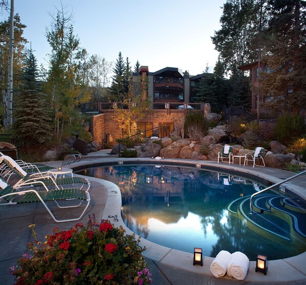 Alberca al aire libre y alberca climatizada