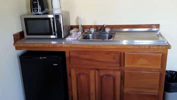 Geladeira, micro-ondas, cafeteira/chaleira, chaleira elétrica