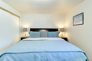 2 bedrooms, iron/ironing board, free WiFi, bed sheets - The Cascade River Trail Retreat - a short walk to river & downtown! Pets OK! (Bend)