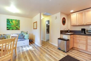 Interior - The Cascade River Trail Retreat - a short walk to river & downtown! Pets OK! (Bend)