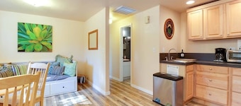 The Cascade River Trail Retreat - a short walk to river & downtown! Pets OK!