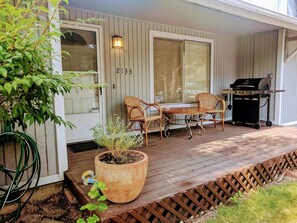 Outdoor dining - The Cascade River Trail Retreat - a short walk to river & downtown! Pets OK! (Bend)