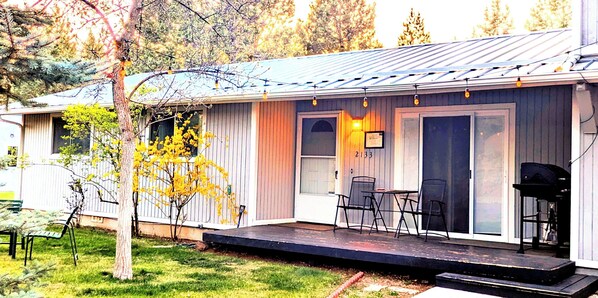Terrace/patio - The Cascade River Trail Retreat - a short walk to river & downtown! Pets OK! (Bend)