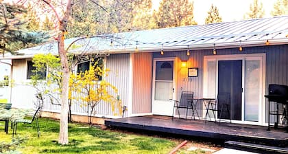 The Cascade River Trail Retreat - a short walk to river & downtown! Pets OK!