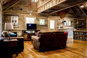 Smart-tv, pejs, bordfodbold, stereoanlæg