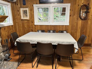 Dining - The Cornerstone Cabin - Mount Rainier (Ashford)