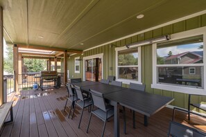Outdoor dining - Family-friendly lodge + Fire pit + Hot tub + Heated garage + 3 On-suite bedrooms (West Yellowstone)