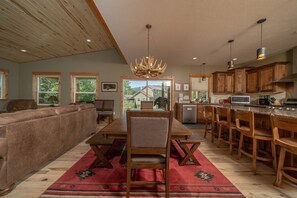 Interior - Family-friendly lodge + Fire pit + Hot tub + Heated garage + 3 On-suite bedrooms (West Yellowstone)