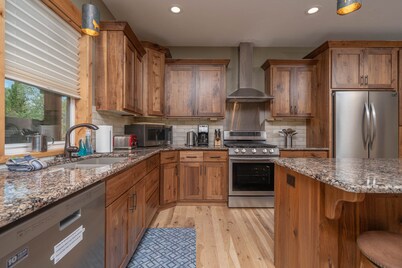 Family-friendly lodge + Fire pit + Hot tub + Heated garage + 3 On-suite bedrooms