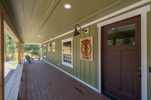 Terrace/patio - Family-friendly lodge + Fire pit + Hot tub + Heated garage + 3 On-suite bedrooms (West Yellowstone)