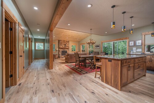 Family-friendly lodge + Fire pit + Hot tub + Heated garage + 3 On-suite bedrooms