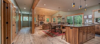 Family-friendly lodge + Fire pit + Hot tub + Heated garage + 3 On-suite bedrooms