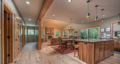 Schönes neues Zuhause mit Whirlpool für 6 Personen, beheizte Garage, 7 Meilen zum Park