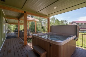 Terrace/patio - Family-friendly lodge + Fire pit + Hot tub + Heated garage + 3 On-suite bedrooms (West Yellowstone)