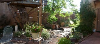Casita Dulce: 1 Bedroom., 1 Bath, AC, Private Garden – Easy Walk to all Santa Fe