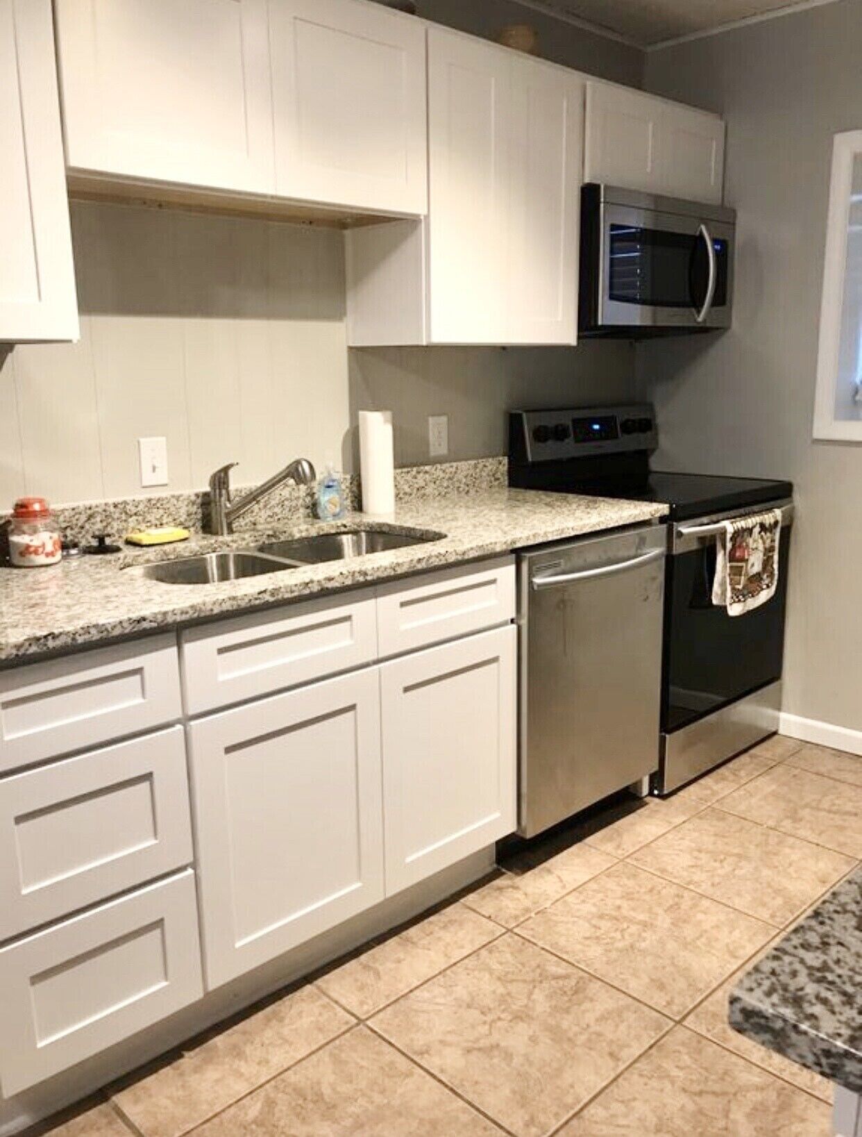 Jääkaappi, mikroaaltouuni, uuni, liesi