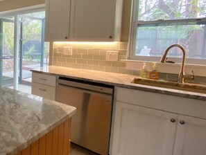 Fridge, microwave, oven, stovetop - PRIVATE HOME AND HEATED SALT WATER POOL; BEACH AND BAY ACCESS! (Englewood)