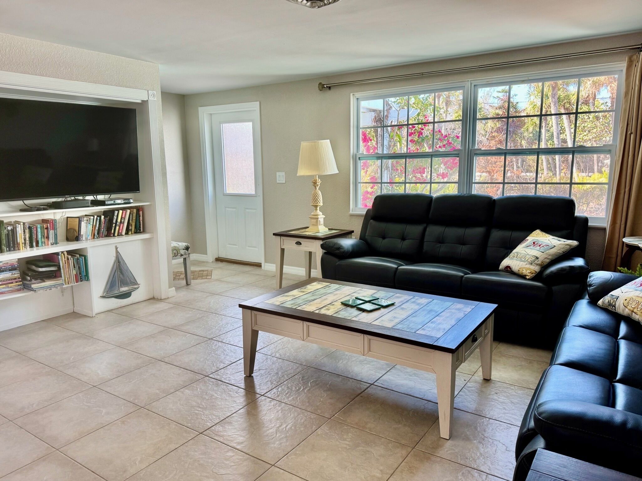 Een smart-tv, een dvd-speler, boeken en een muziekbibliotheek