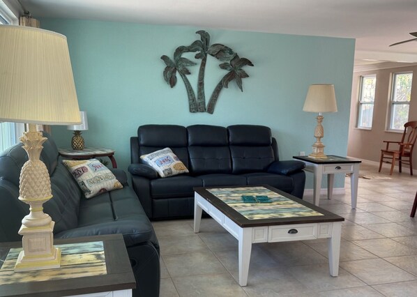 Smart-TV, DVD-Player, Bücher, Musikbibliothek