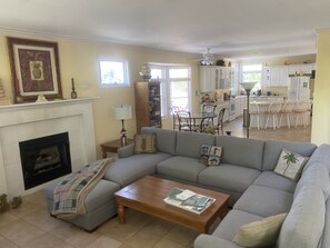 Smart TV, chimenea, reproductor de DVD y tenis de mesa 