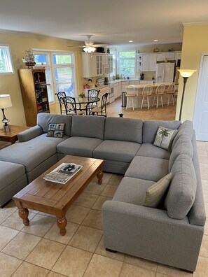 Smart TV, fireplace, DVD player, table tennis