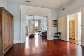 Een televisie en een stereo