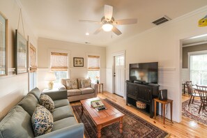 TV, books - Close To Folly Beach & Charleston, Charming, Quiet, Comfortable (Charleston)