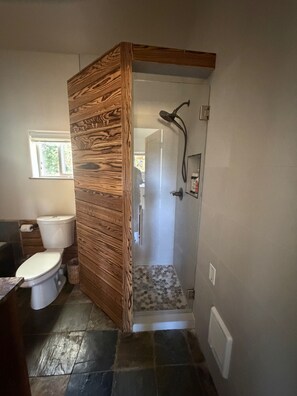 Bañera, secador de pelo, toallas, jabón