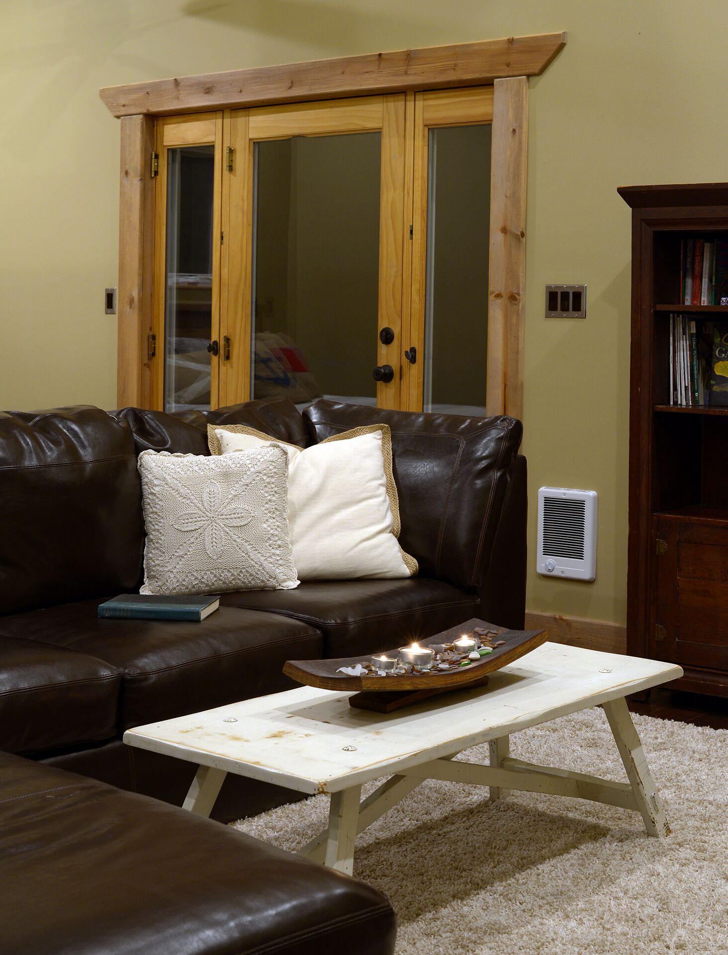 Télévision, cheminée, lecteur de DVD, chaîne hi-fi