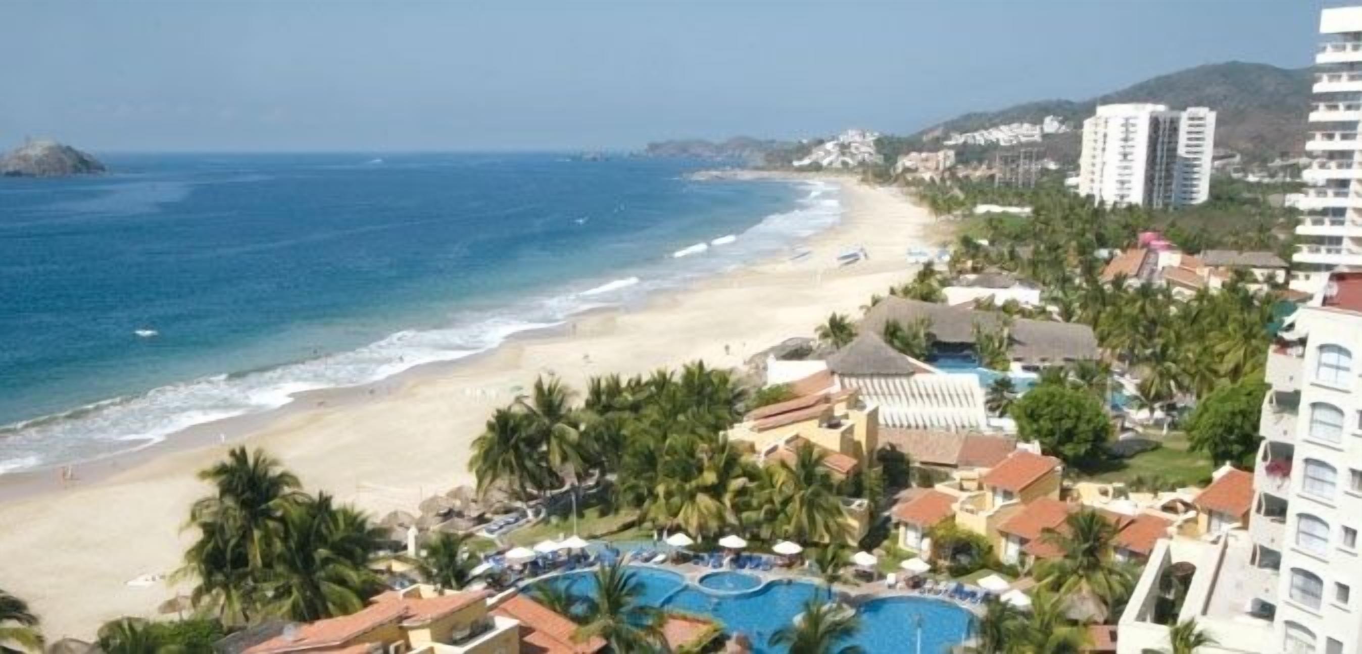 在海滩、沙滩椅、沙滩毛巾