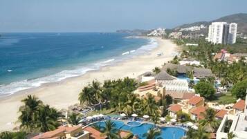 Plage, chaises longues, serviettes de plage