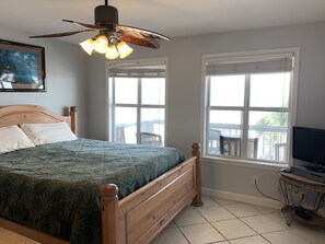 4 bedrooms, free WiFi, bed sheets - Beautiful Beachfront Cottage ~ Steps To The Water ~ Amazing Sunrise and Sunsets! (Gulf Shores)