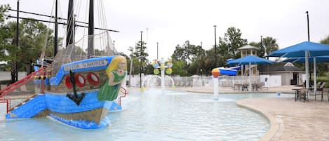 Una piscina techada, una piscina al aire libre