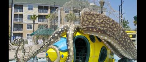 Een binnenzwembad, een buitenzwembad