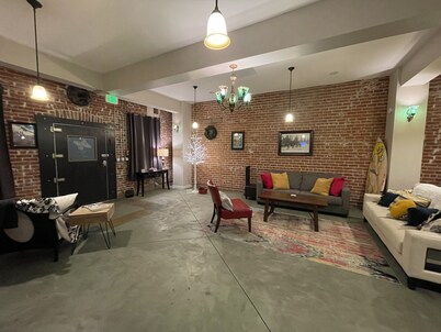 Elegant Loft In Downtown Prime Historic District! Pet Friendly! STR#0767