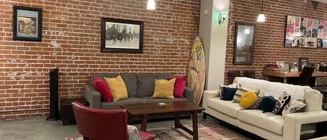 智能电视、DVD 播放器、书、立体声音响