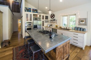 Réfrigérateur, four à micro-ondes, un four, surface de cuisson