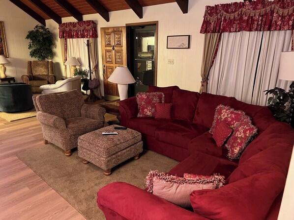 Televisión, chimenea, reproductor de DVD y libros 