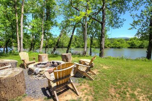 Property grounds - Green Castle cabin on the Shenandoah River (Luray)