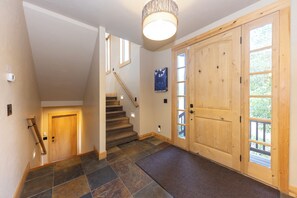 المنشأة من الداخل