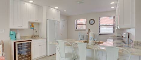 Kylskåp, mikrovågsugn, ugn och spishäll