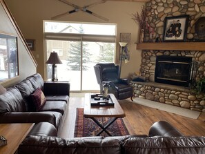 Een televisie, een open haard en een dvd-speler