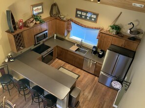 Een koelkast, een magnetron, een oven, een kookplaat