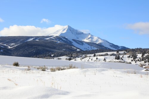 Le chalet confortable dans la gamme Gallatin-chaud et invitant chalet de montagne