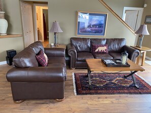 TV, fireplace, DVD player - The Cozy Chalet in Gallatin Range -Warm and Inviting Mountain Chalet (Big Sky)
