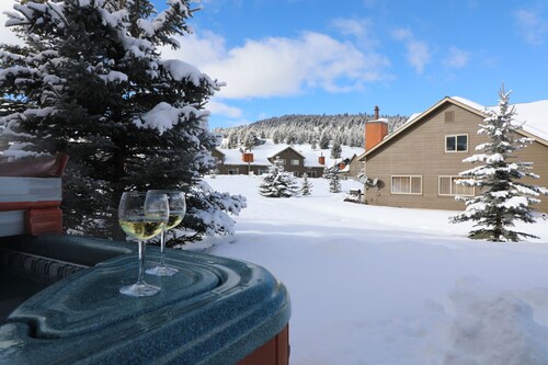The Cozy Chalet in Gallatin Range -Warm and Inviting Mountain Chalet