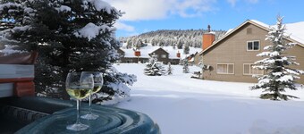 The Cozy Chalet in Gallatin Range -Warm and Inviting Mountain Chalet
