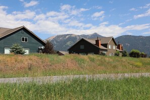Exterior - The Cozy Chalet in Gallatin Range -Warm and Inviting Mountain Chalet (Big Sky)
